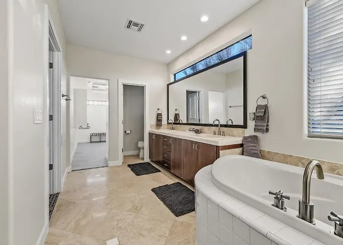 Serenity Peaks- Gorgeous Pet Friendly In With Pool, Spa, And Bikes Holiday home